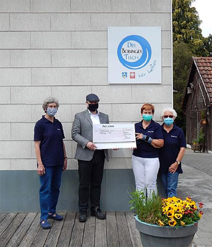 © Trevira GmbH: A cheque is presented to the head of ‘Bobingen Tisch’