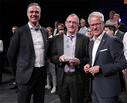 Ralph Thannisch, Team Leader Ind.-Techn. Apprenticeship Trützschler Group SE (center) received the special award by Elmar te Neues, President IHK (left) and Jürgen Steinmetz, Managing Director IHK. © 2023 Trützschler