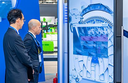 Impressed visitors in front of the new card TC 19i (c) 2019 Truetzschler