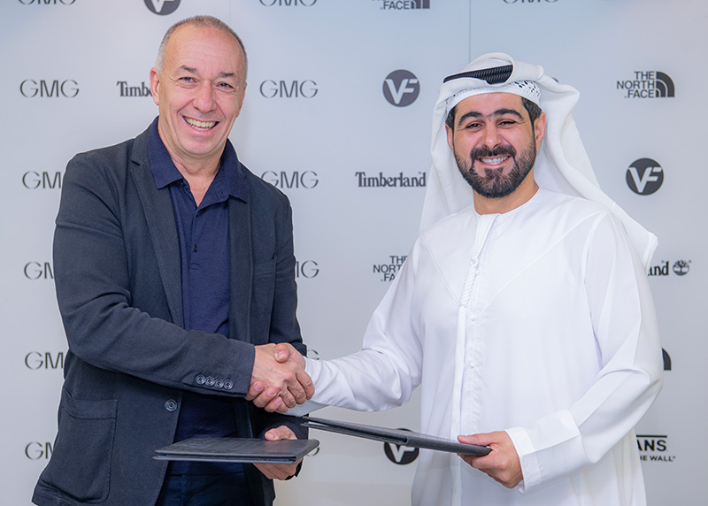 Martino Scabbia Guerrini, Executive Vice President, Global Chief Commercial Officer, und President of Emerging Brands bei VF Corporation und Mohammad A. Baker, Deputy Chairman und CEO of GMG sign partnership agreement, (c) 2024 VF Corporation